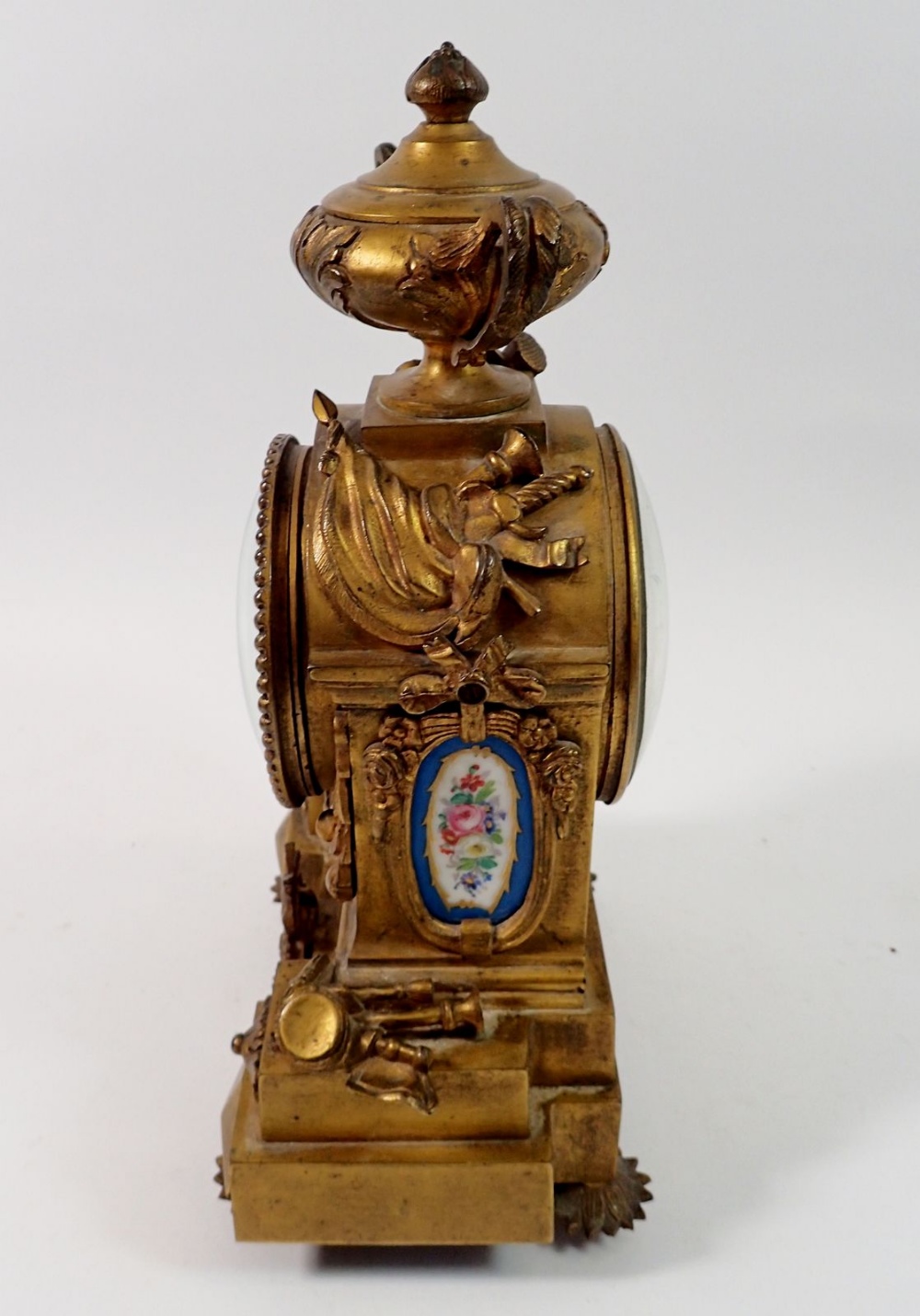 A 19th century French small gilt bronze mantel clock with Serves style porcelain panels and white - Bild 3 aus 5