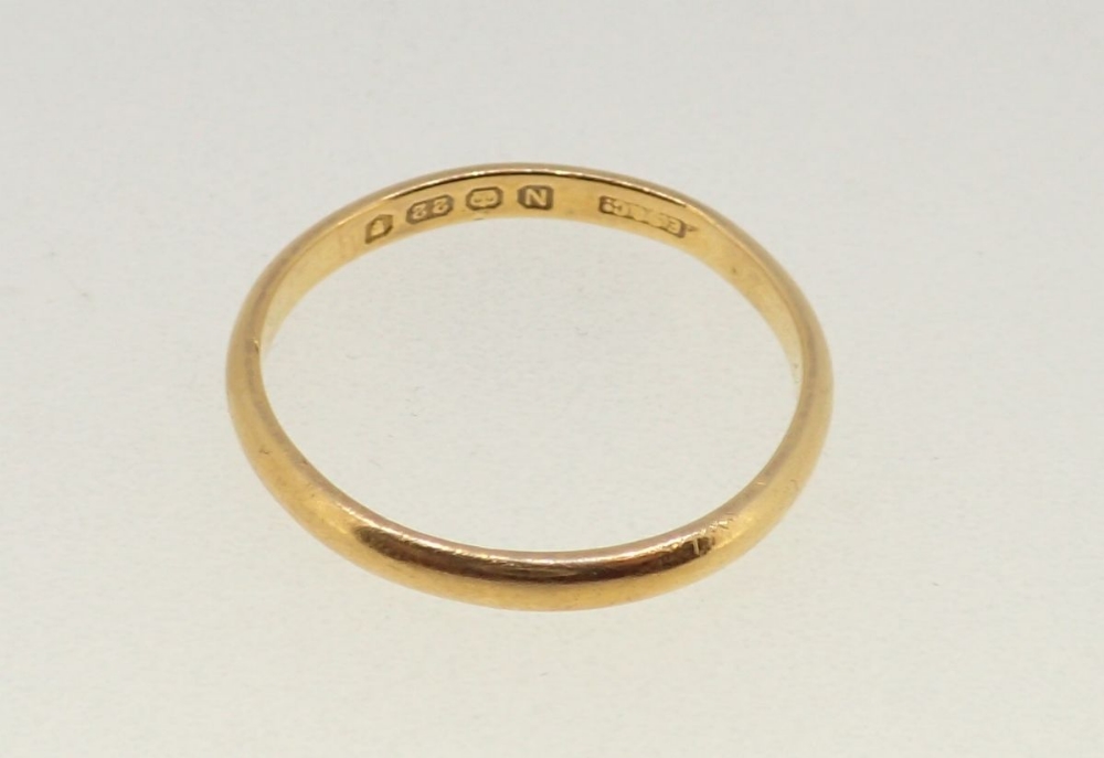 A 22ct gold wedding band 2.5g