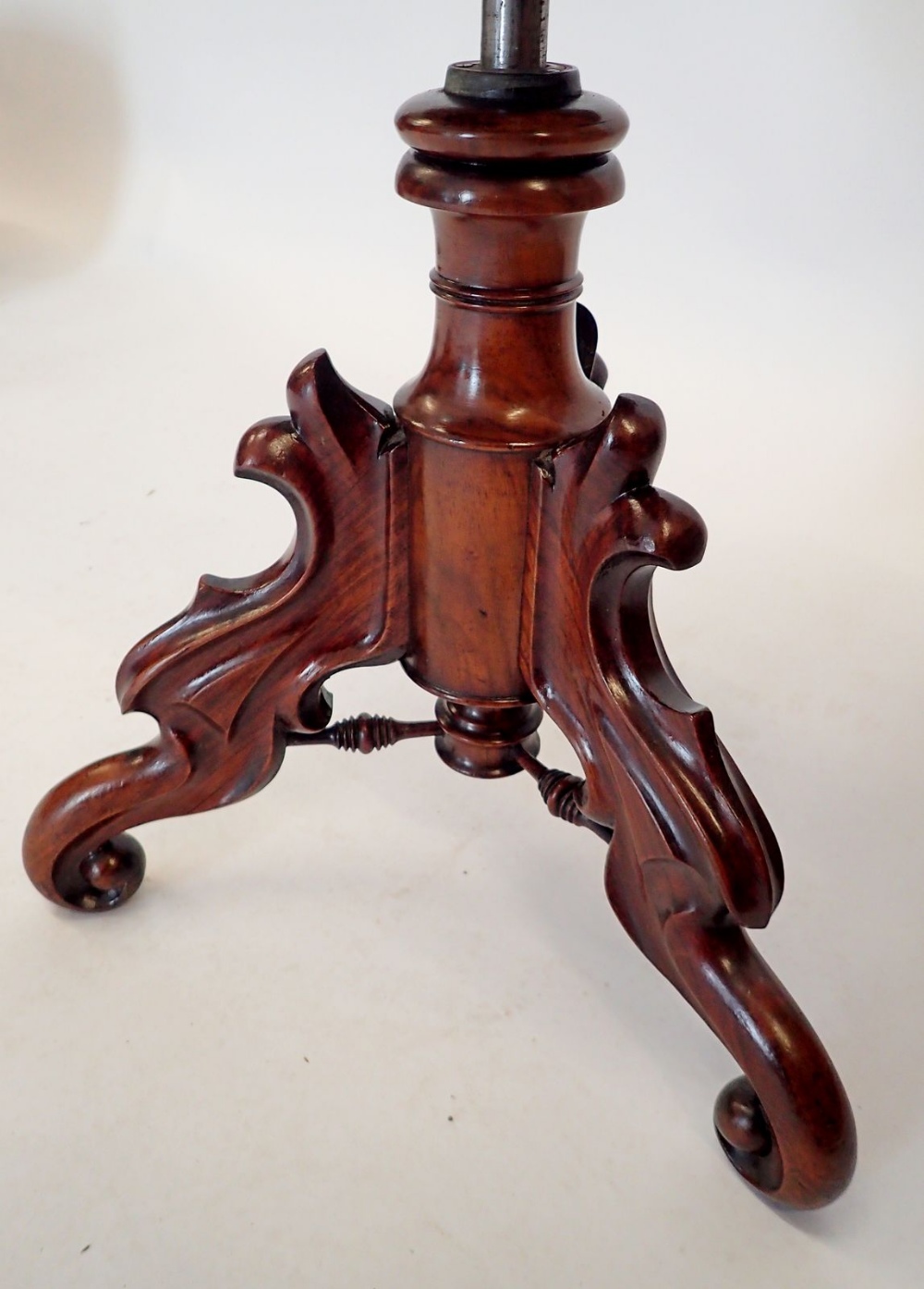 A Victorian large mahogany revolving piano stool on ornately carved base with triple scroll - Bild 2 aus 2