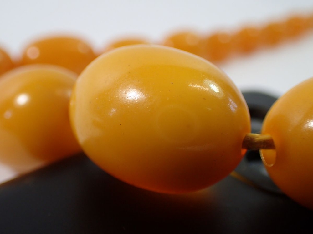 An amber bead necklace, 83g, 86cm - Image 3 of 5