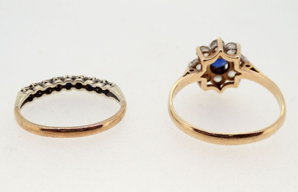 A 9 carat gold blue and white stone cluster ring, size O, 2g and a 9 carat gold sapphire and chip - Image 3 of 3