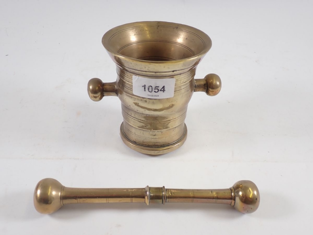 An antique brass pestle and mortar, 11cm tall - Bild 2 aus 2