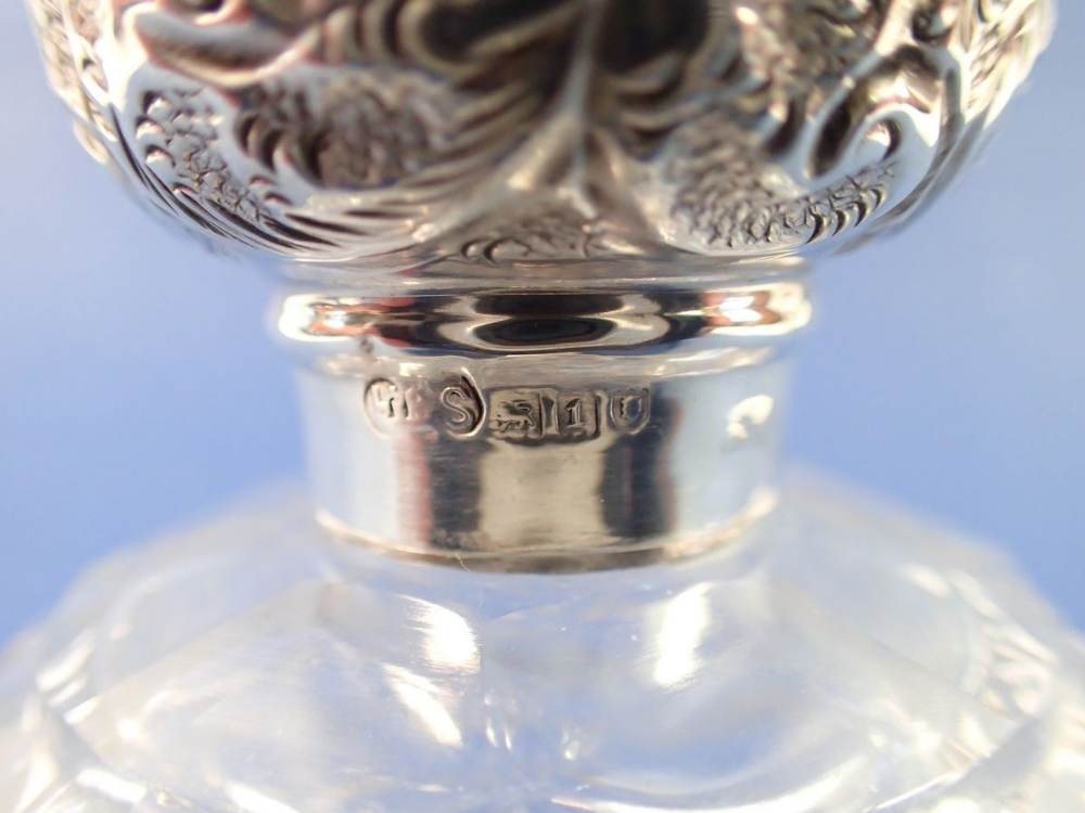 An Edwardian cut glass and silver scent bottle, London 1906, 10cm - Image 2 of 2