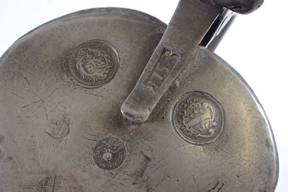 A large 18th century pewter flagon dated 1758 with touchmarks, 30cm tall - Bild 4 aus 4