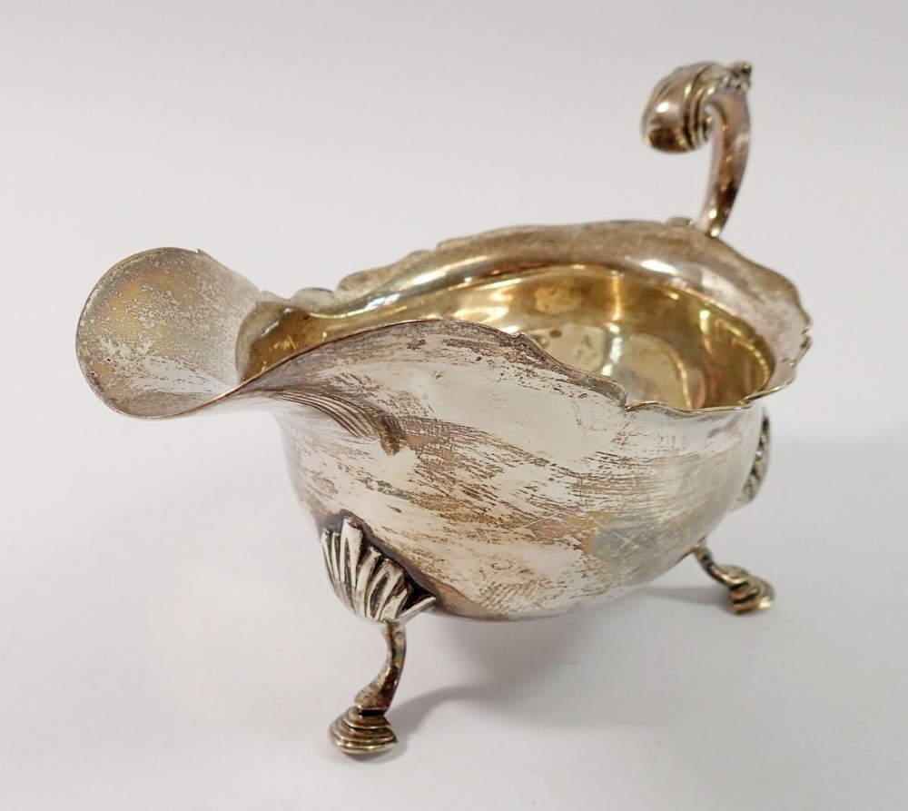 A silver sauce boat on shell and hoof feet, Sheffield 1902, Fordham & Faulkner, 268g - Image 2 of 4