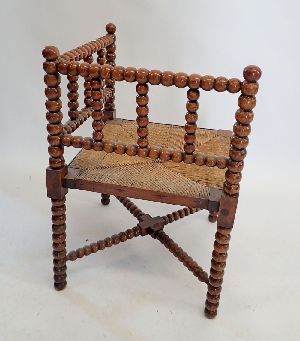 An Arts & Crafts William Morris style bobbin turned corner chair with rush seat - Bild 2 aus 2