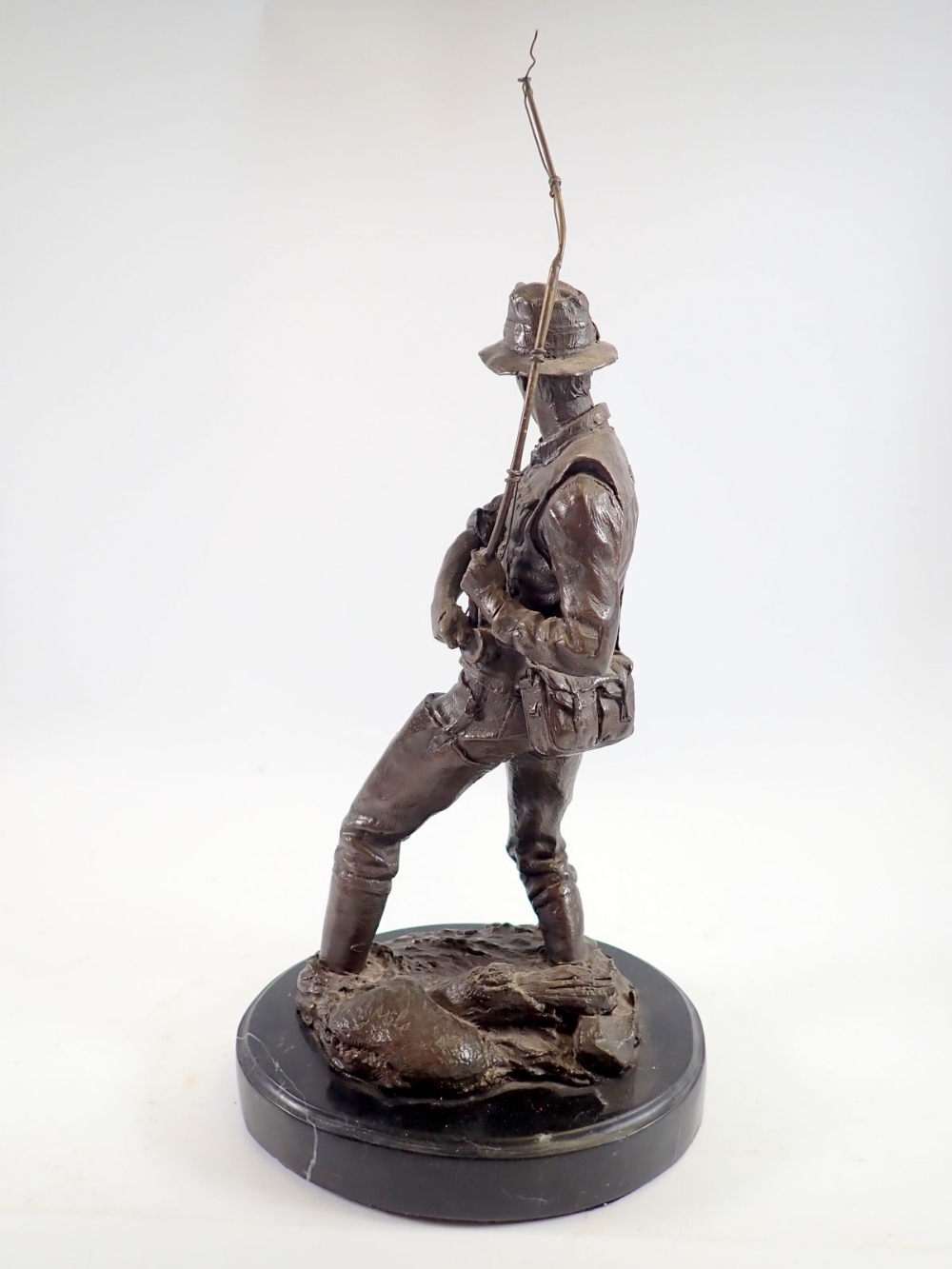 A bronze finish figure of a fisherman after Milo on marble base, 41cm tall - Bild 3 aus 3