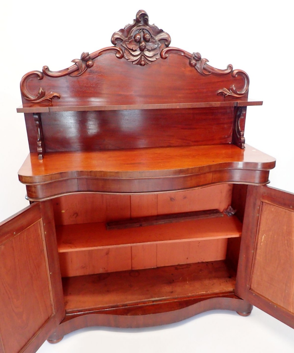 A Victorian mahogany chiffonier with shelf back over serpentine front, the two panelled cupboards - Bild 2 aus 2