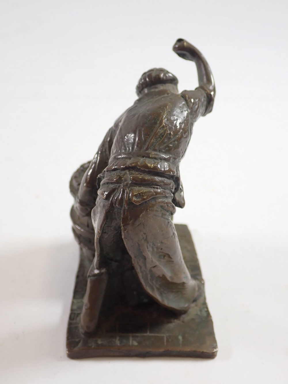 A small bronze figure of a barrel Cooper at work, 10cm tall signed Butler 77 - Bild 4 aus 5