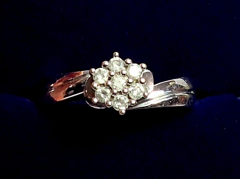 A white metal ring crossover set cluster of diamonds, size M to N, 5.2g