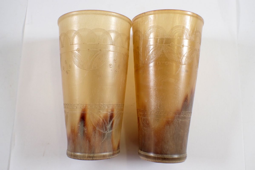 Two engraved horn beakers, 11cm tall - Bild 2 aus 2