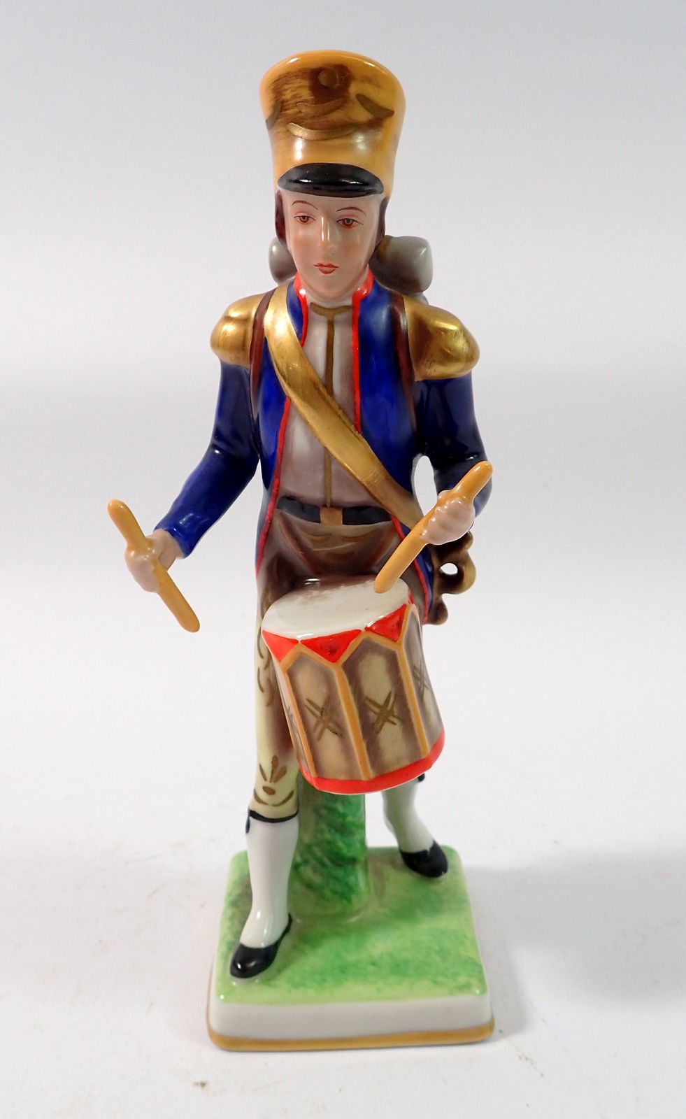 A Capodimonte figure of a soldier drumming, 16.5cm