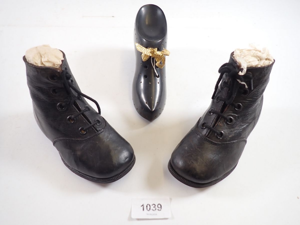 A pair of Victorian children's leather boots, 15cm and a carved ebony shoe - Bild 2 aus 2