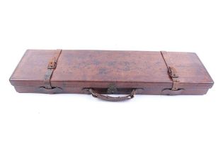 Leather gun case monogrammed R E B, green baize lined interior fitted for 30 ins barrels Straps a/