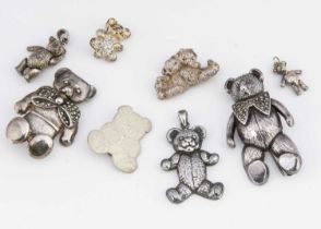 Eight modern silver Teddy Bear related items of jewellery,