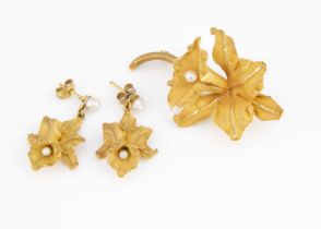 A continental 18K marked orchid set,