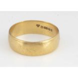 An 18ct gold barrel wedding band,