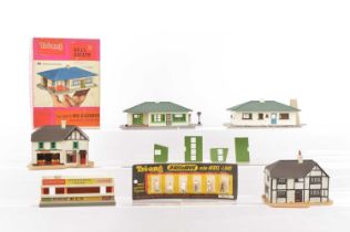 Tri-ang 00 Gauge kitbuilt Model Land Buildings and Figures (5),