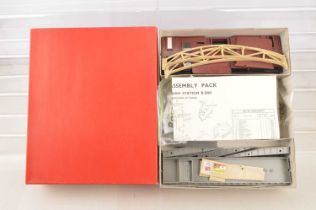 Uncommon boxed Tri-ang Hornby 00 gauge R5083 maroon Terminus Through Station Kit,
