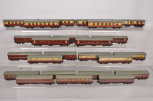 Hornby-Dublo 00 Gauge 3-Rail unboxed BR tinplate Coaches (24),