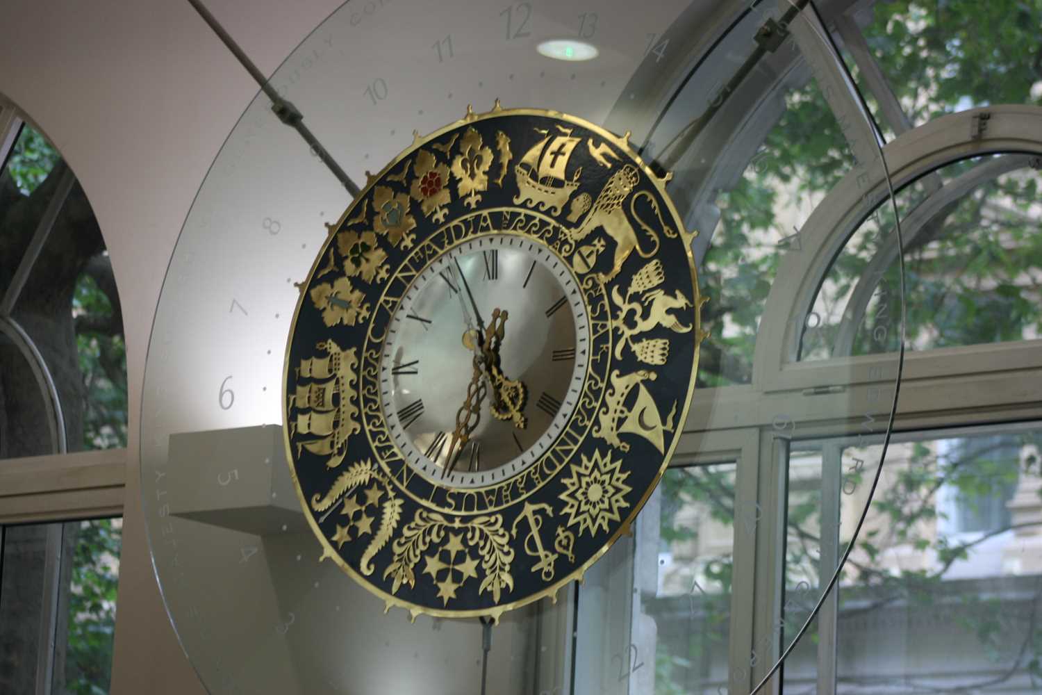 The Royal Commonwealth Society's wall clock, - Image 4 of 4