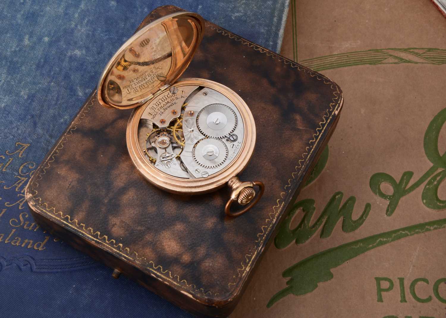 An early 20th century gold plated Waltham pocket watch with gold chain in box, - Bild 2 aus 3