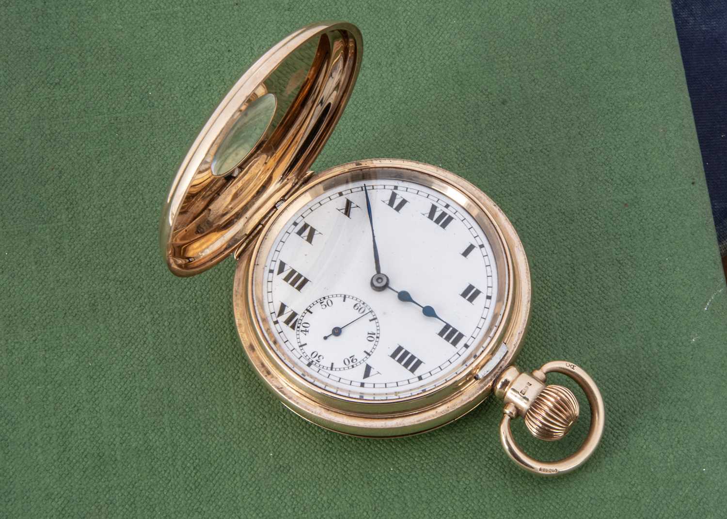 A George V period 9ct gold half hunter pocket watch, - Bild 2 aus 5