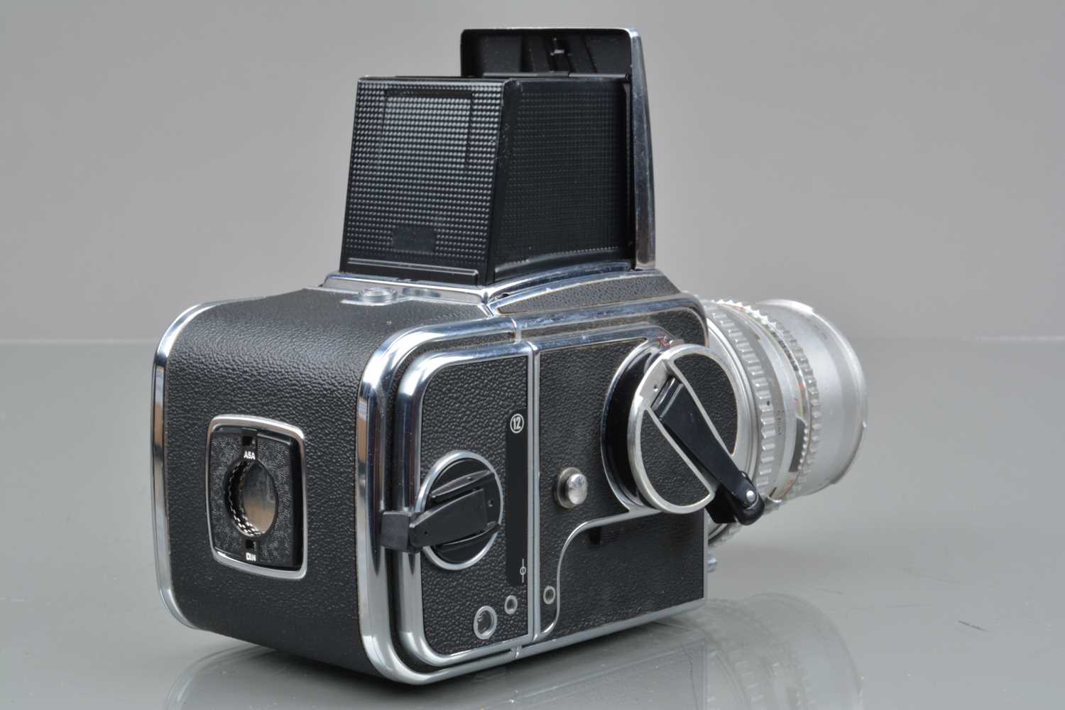 A Hasselblad 500C/M Camera, - Bild 2 aus 2