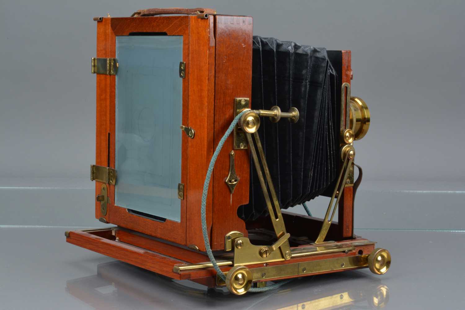 A Thornton Pickard Victo Triple Extension Half Plate Mahogany and Brass Camera, - Bild 2 aus 3