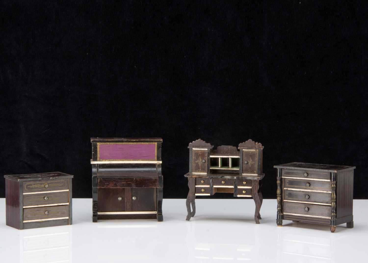 Four smaller scale Waltershausen type dolls’ house furniture,