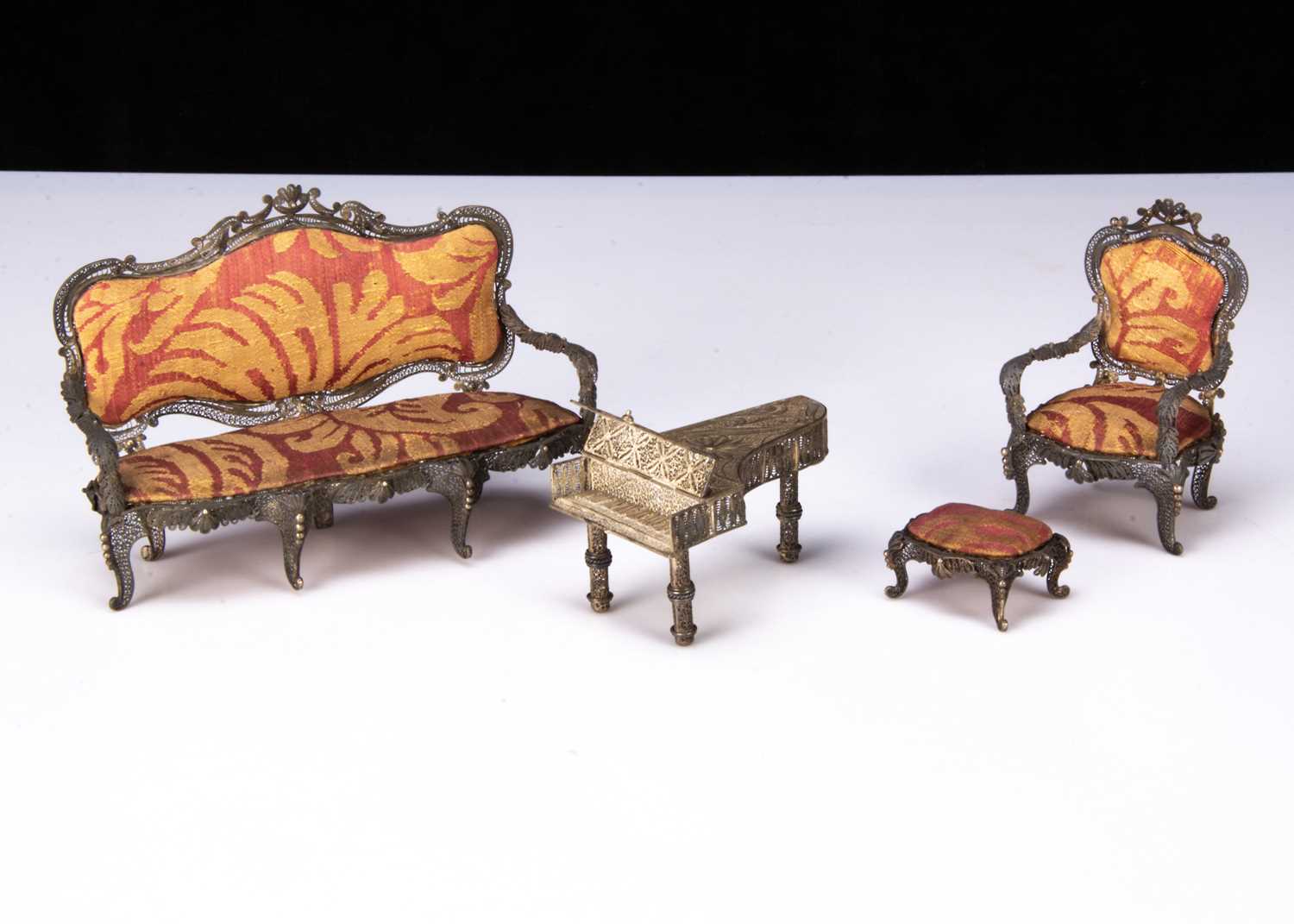 A room setting display case with ‘silver’ white metal filigree dolls’ house furniture, - Image 2 of 3