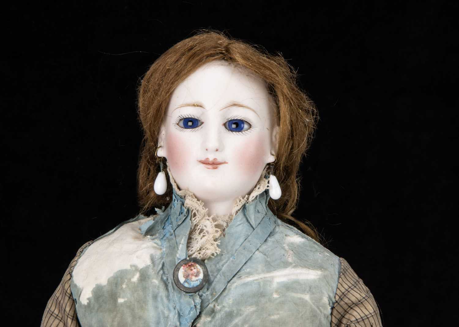 A French bisque shoulder head fashionable doll with simple cotton body, - Image 3 of 4