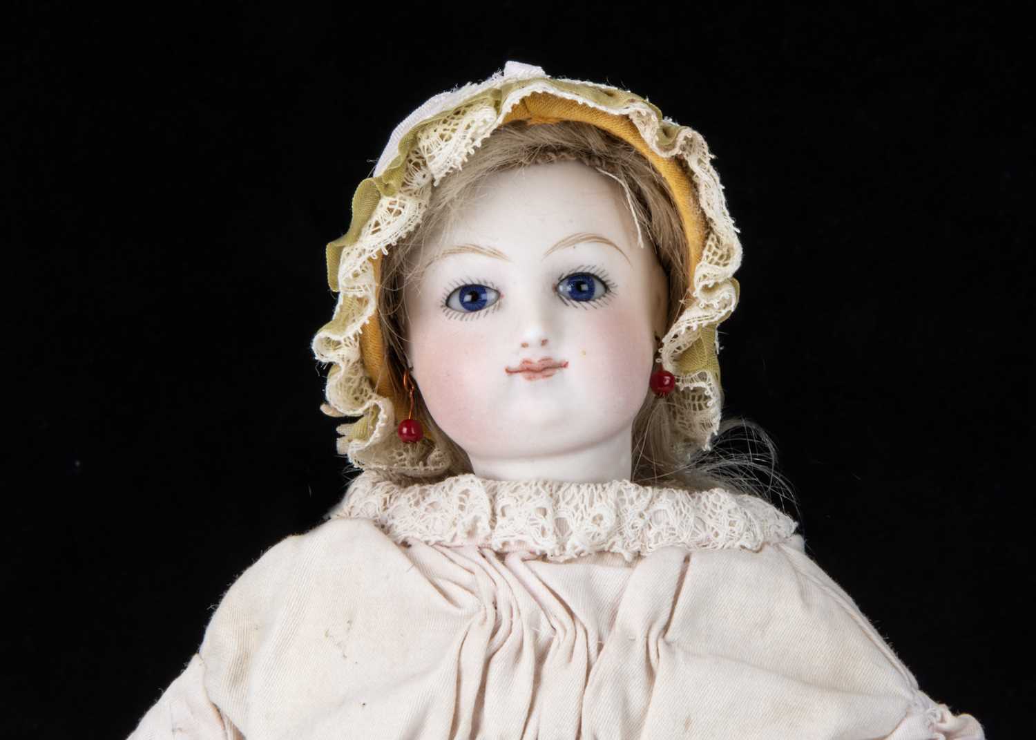 A Leontine Rohmer pressed bisque swivel head fashionable doll with body stamp and a fixed seating sy - Bild 2 aus 4