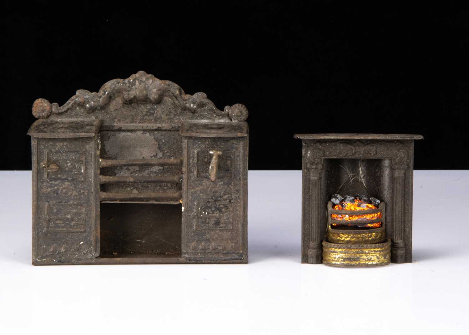An Evans & Cartwright tinplate dolls’ house range and fireplace,
