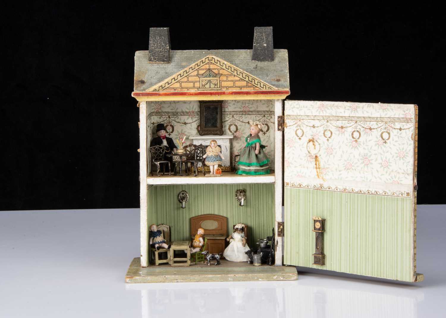 A tiny German wooden dolls’ house circa 1910, - Bild 2 aus 2
