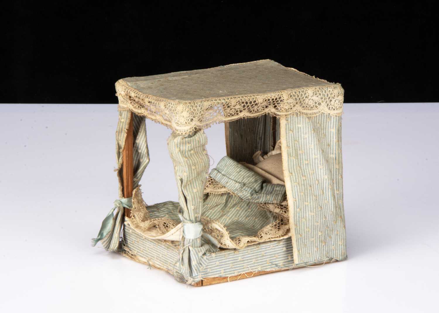 An English 19th century dolls’ house four-poster bed,