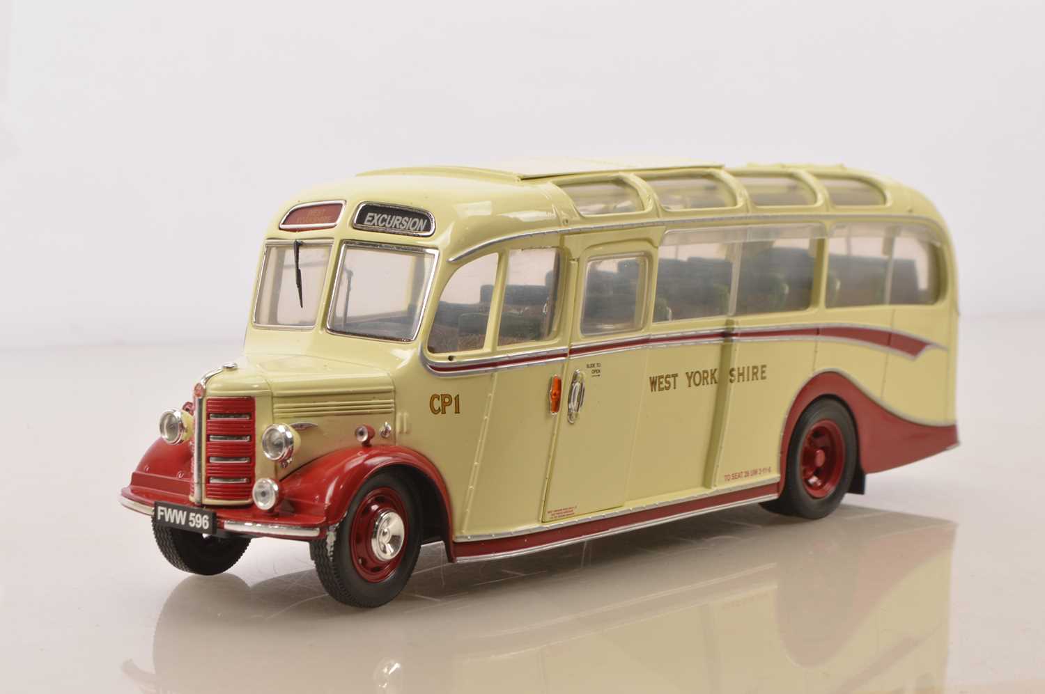 OC Original Classics 1:24 Scale Bedford Duple OB Coach,