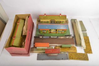 Hornby 0 gauge Stations and additional Platforms and Fencing (qty),