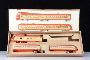 1980's boxed Paya 0 Gauge 1000 3-Car red and yellow Streamliner Set,