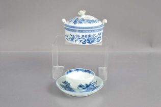 Two first period Worcester porcelain items,