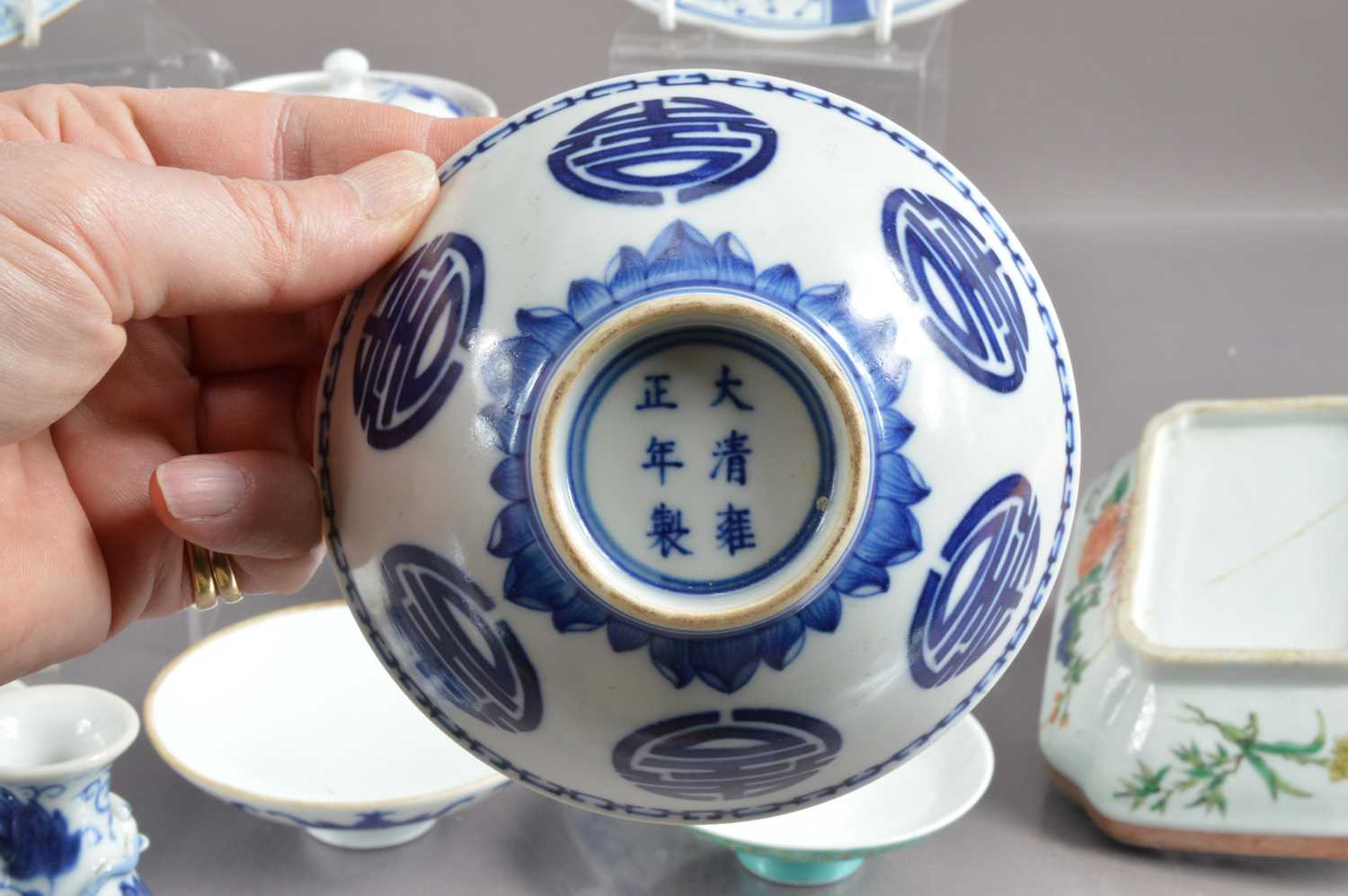 A collection of Chinese & Japanese blue and white and famille rose porcelain items, - Image 3 of 11
