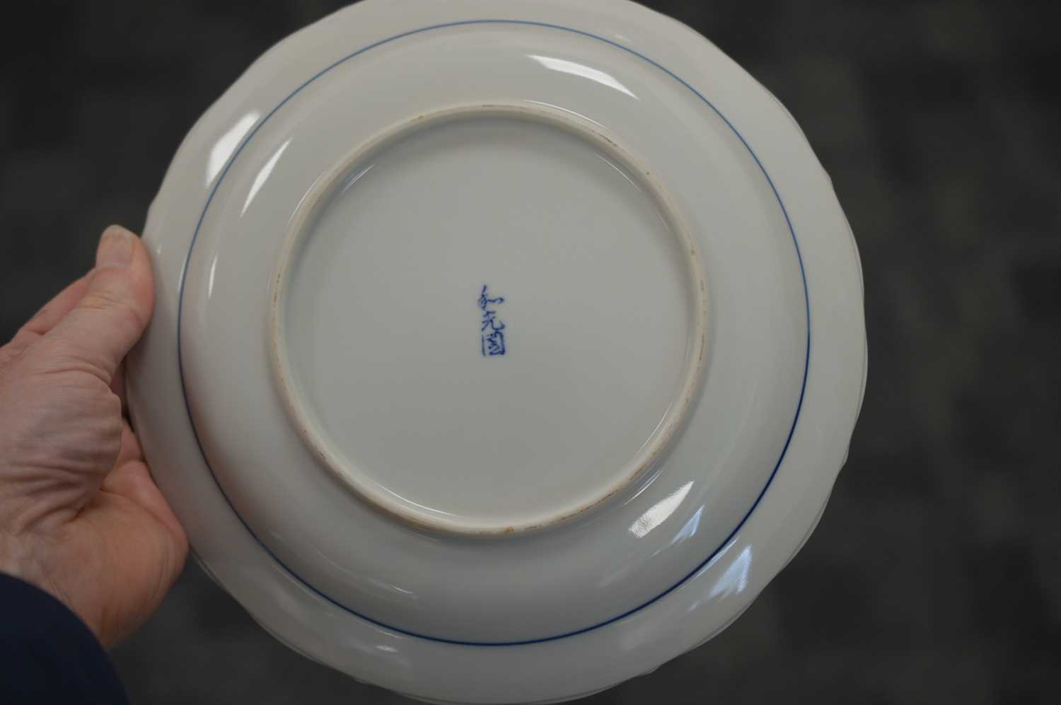 A collection of Chinese & Japanese blue and white and famille rose porcelain items, - Image 10 of 11