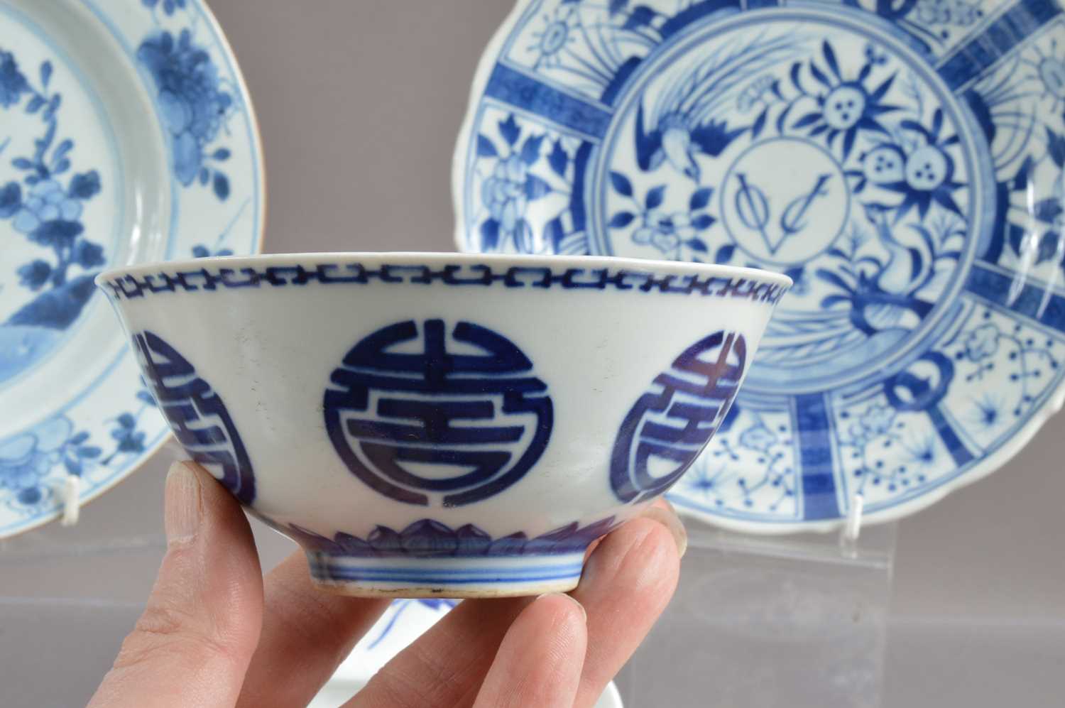 A collection of Chinese & Japanese blue and white and famille rose porcelain items, - Image 2 of 11
