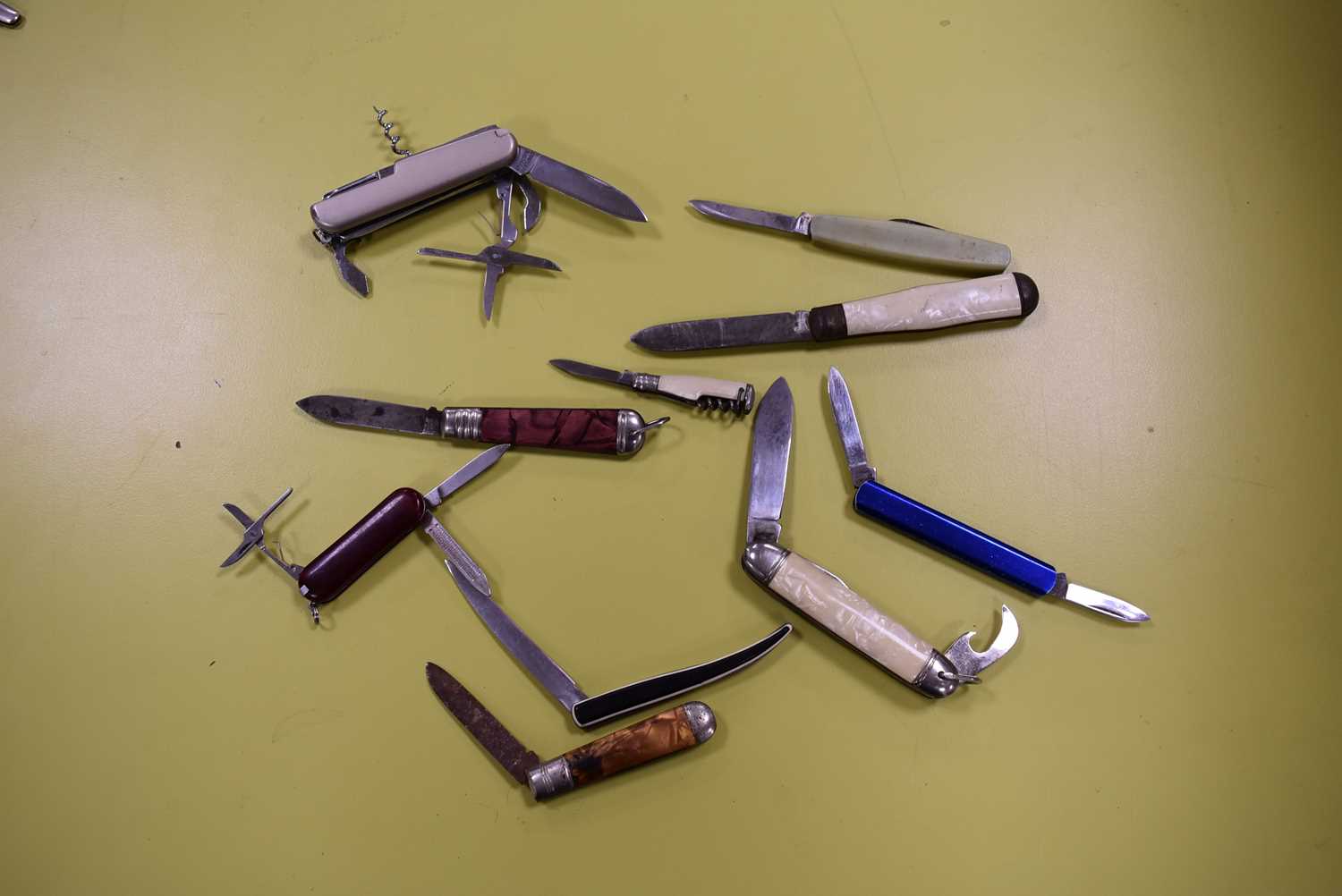 A large collection of penknife and other knives, - Image 12 of 14
