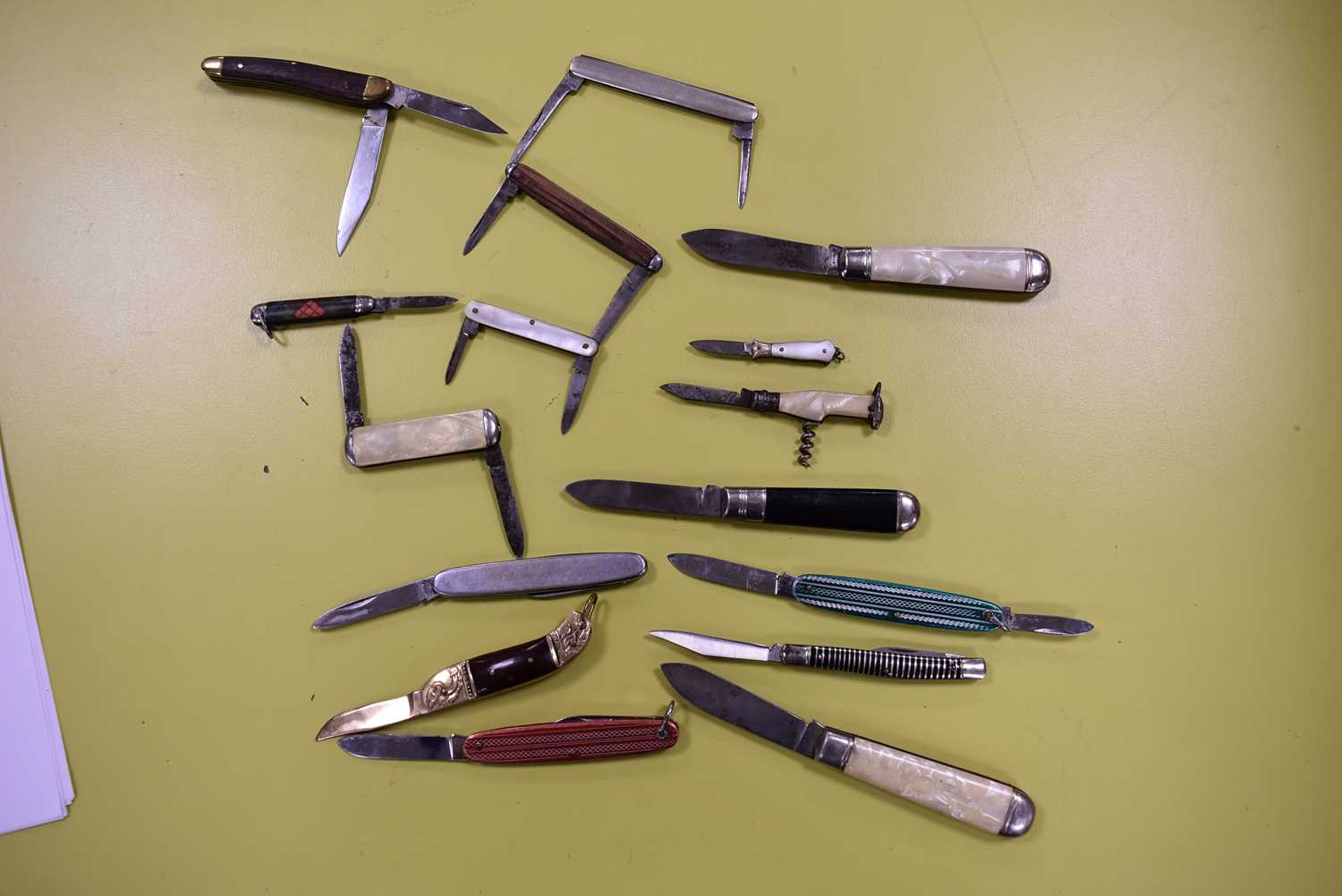 A large collection of penknife and other knives, - Image 13 of 14