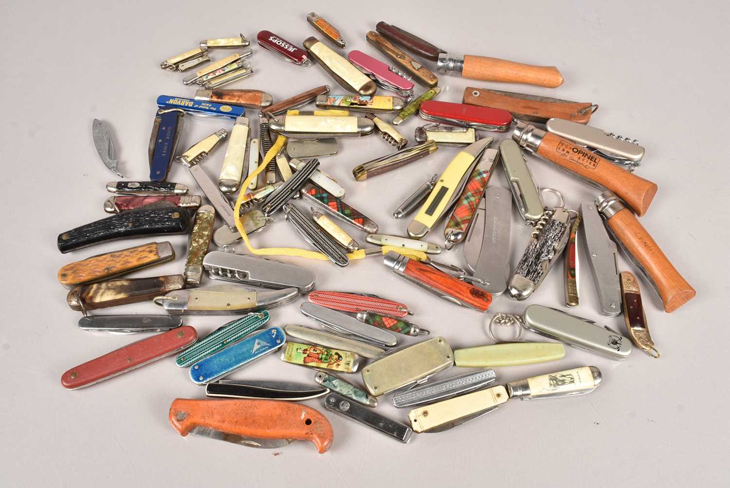 A large collection of penknife and other knives,