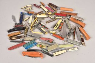 A large collection of penknife and other knives,