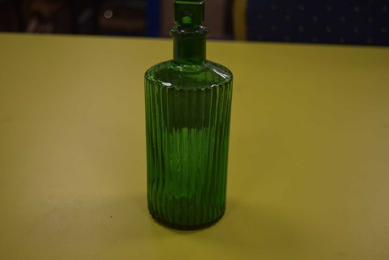 A good collection of Chemist's glass bottles, - Image 10 of 10
