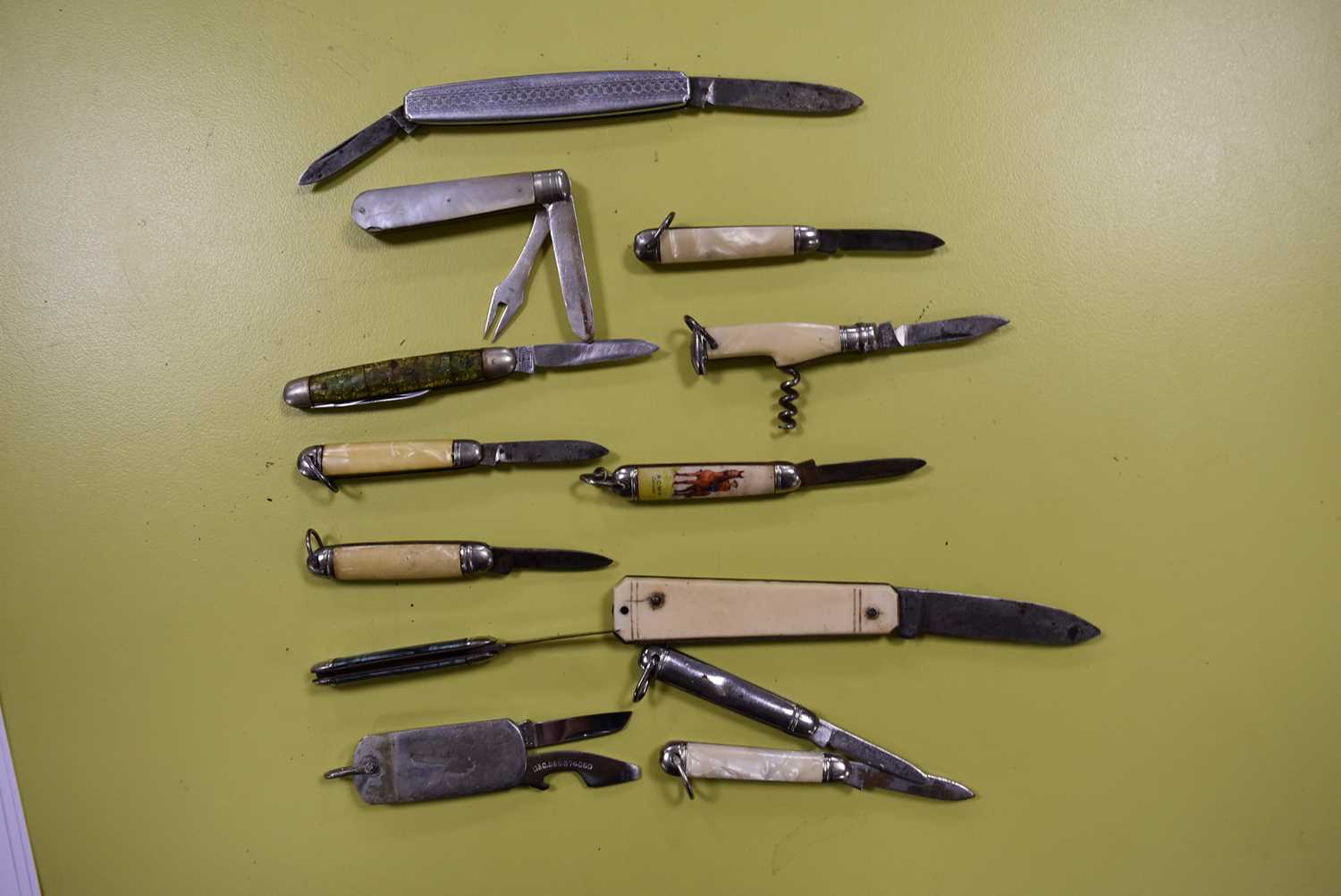 A large collection of penknife and other knives, - Image 11 of 14