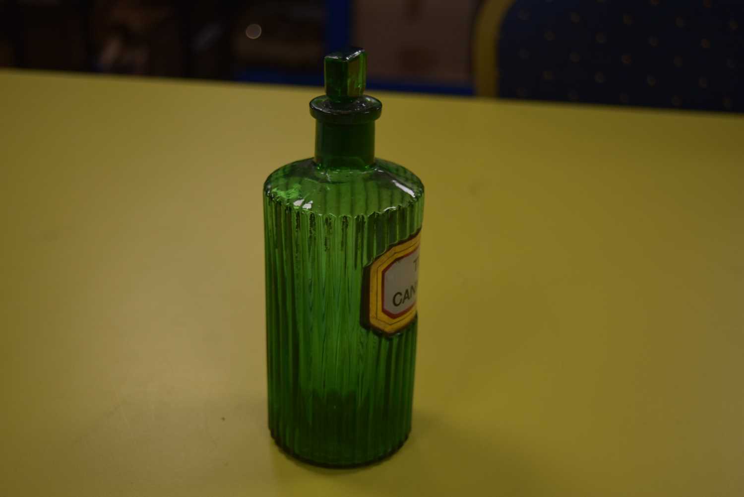 A good collection of Chemist's glass bottles, - Image 8 of 10